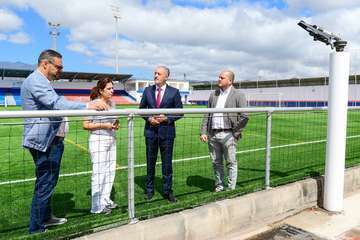 El campo de fútbol Pablo Hernández de Telde luce nuevo césped artificial/TA.